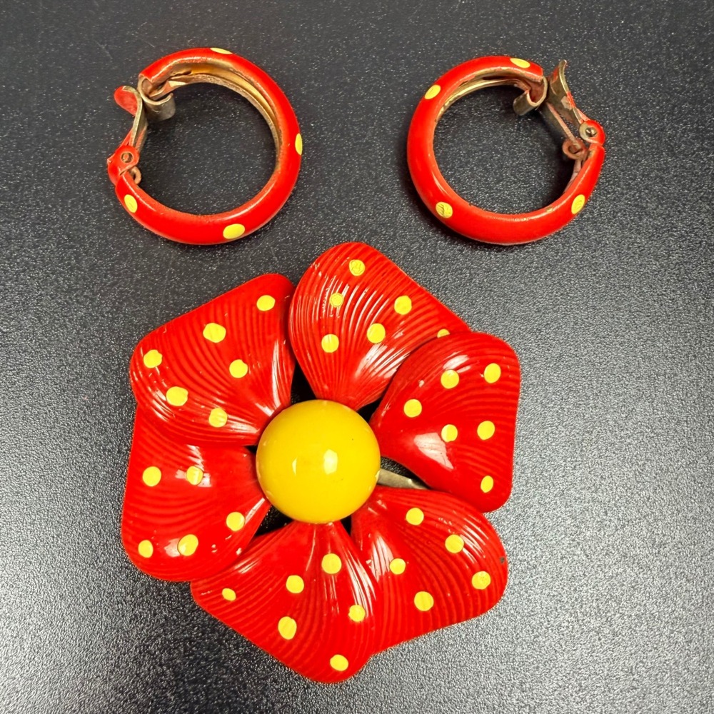 Vintage Red Yellow Polka Dot Enamel‎ Flower Brooch Hoop Clip Earrings 1960s - Picture 3 of 12